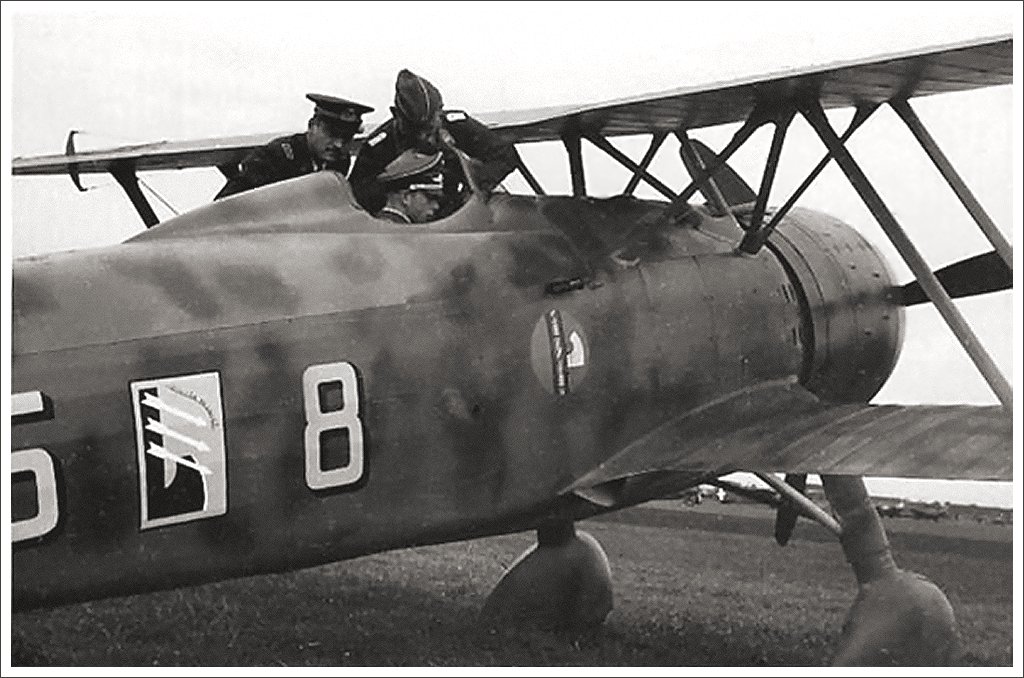 Un oficial alemÃ¡n observa un Fiat CR.42 Falco del 56Âº Stormo, del Corpo Aereo Italiano, en BÃ©lgica, 1940