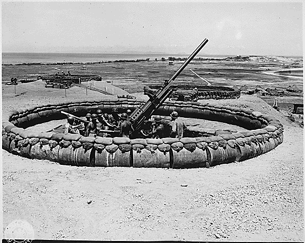 Cañón AA de  90 mm en Okinawa, en 1945