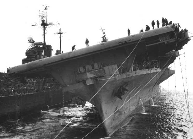 El USS Franklin CV-13 escorado, en llamas y con la tripulación en cubierta el 19 de marzo de 1945, visto desde el Crucero USS Santa Fe