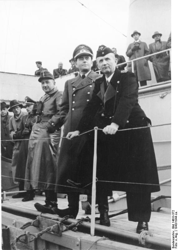 Karl Doenitz, Albert Speer y Xaver Dorsch observando unos ejercicios en 1943