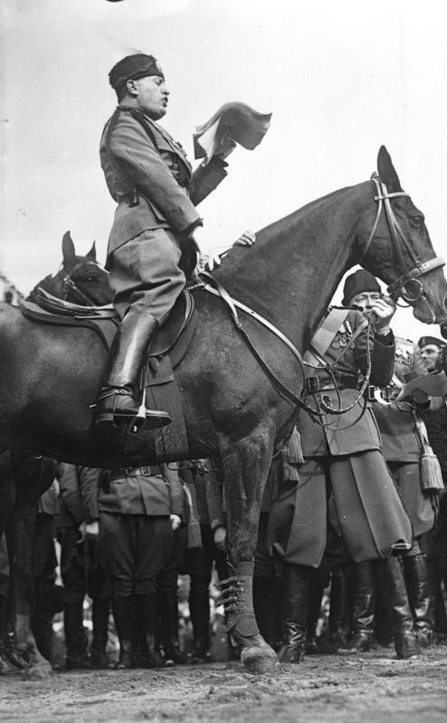 Benito Mussolini dando un discurso montado a caballo