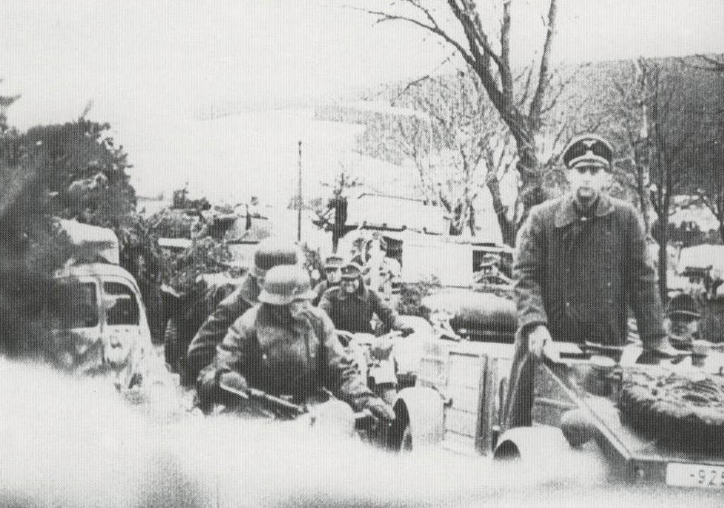 El SS-Oberführer Wilhelm Mohnke, jefe de la 1ª Division Panzer en pie sobre su Kubelwagen mirando el atasco donde se encuentra