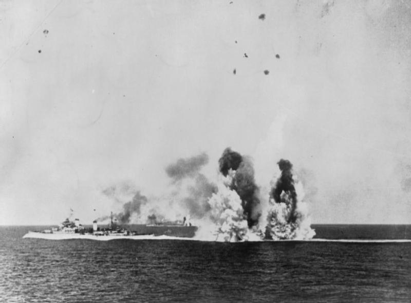 El HMS Kenya intenta zafarse del ataque de los submarinos