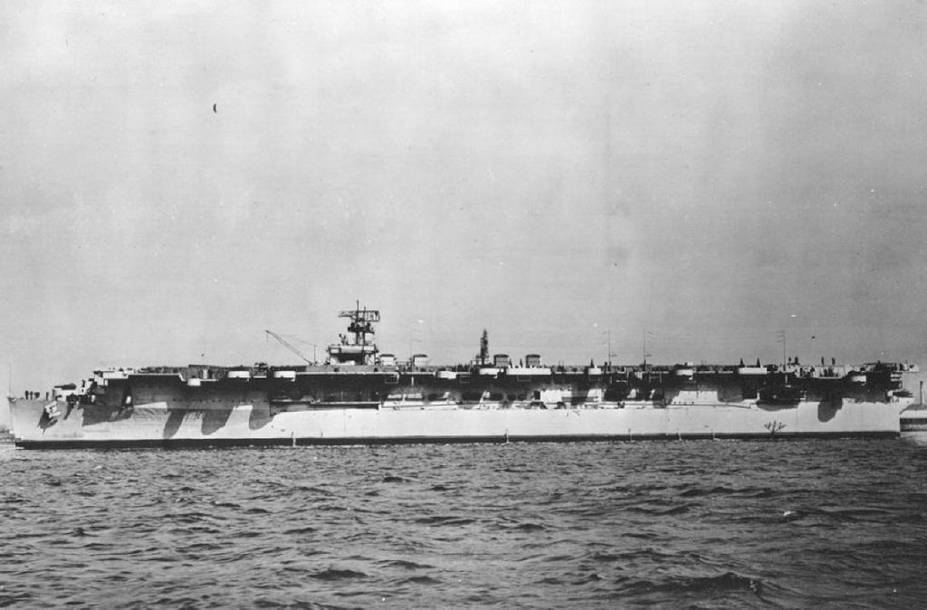 USS Belleau Wood CV-24 en el río Delaware, frente al Philadelphia Navy Yard, Pennsylvania, 18 de abril de 1943