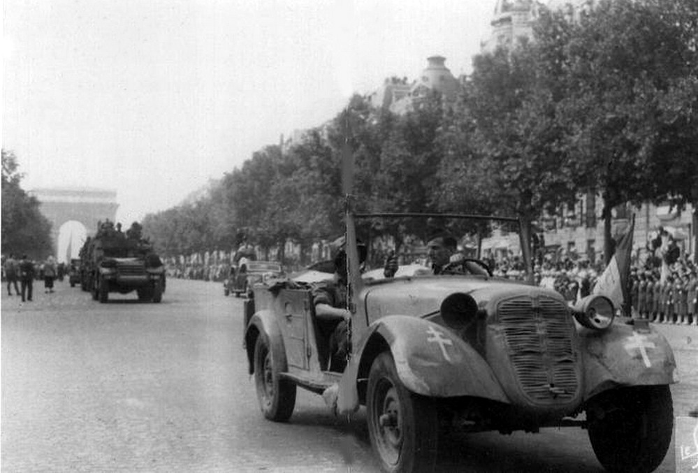 Campos Elíseos, 26 de agosto de 1944. El Teniente Amado Granell al volante durante la parada militar tras la liberación de París