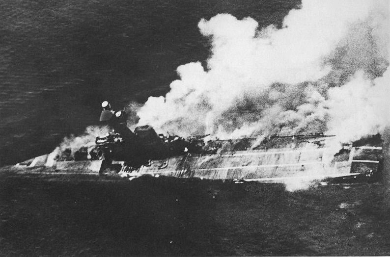 El HMS Hermes se hunde tras ser alcanzado por los bombarderos japoneses