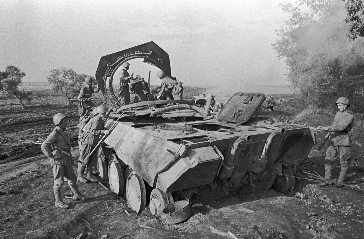 Soldados soviéticos junto a un tanque alemán Panther destruido por la artillería de la URSS cerca del pueblo de Prójorovka
