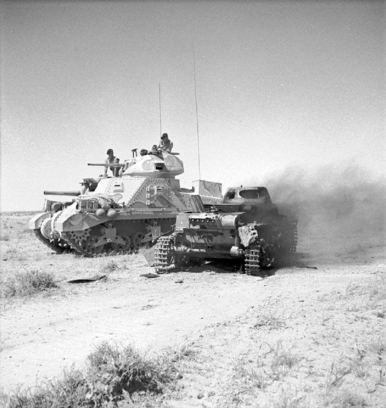 Un M3 Grant británico pasa al lado de un Panzerkampfwagen I destruido, África el 6 junio de 1942