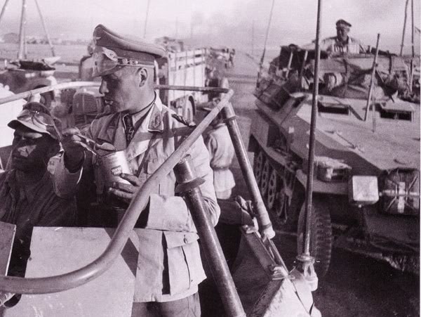 Rommel come sobre su vehículo de mando en un avance sin pausas