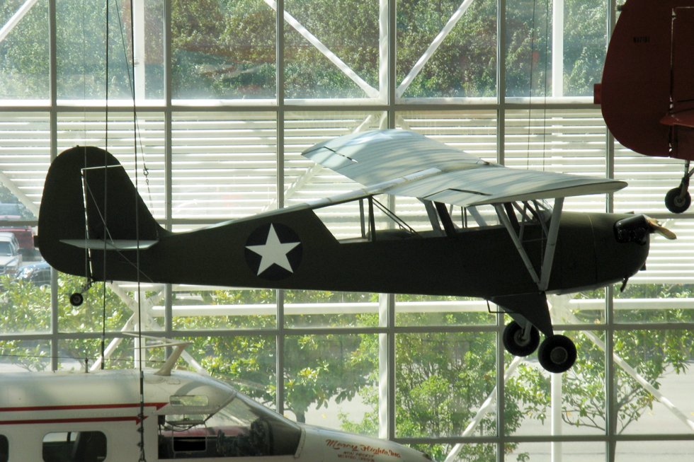 Aeronca O-58B Defender L-3B se exhibe en el Museum of Flight en Seattle, Washington