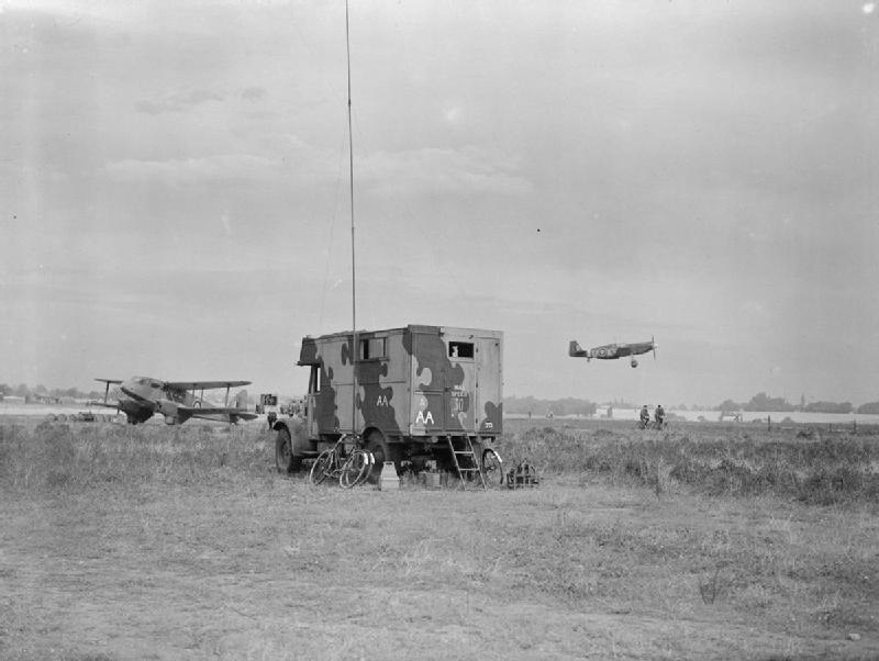 Un North American Mustang del 2º Escuadrón despegando desde el Aeródromo de Sawbridgeworth, Hertfordshire. Al fondo se aprecia un De Havilland Dragon Rapide