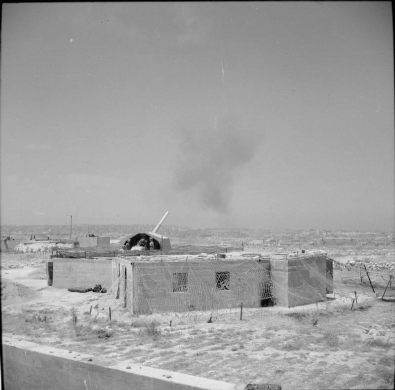 Un QF 4.5 Mk II repeliendo un ataque alemán en Malta, el 10 de Junio de 1942