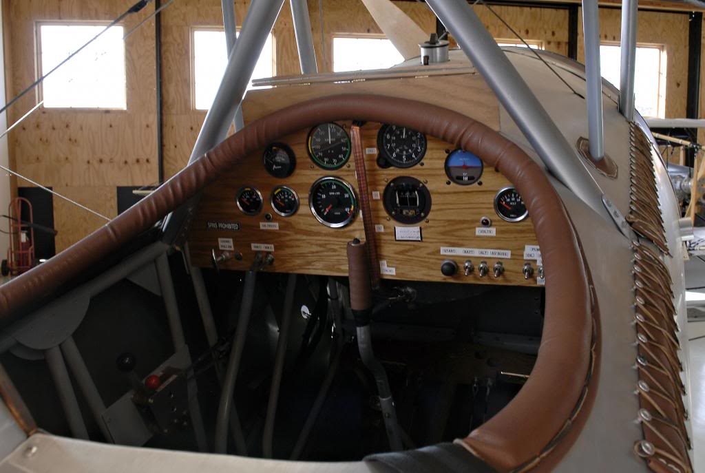 Interior de la cabina de una réplica de Nieuport 17 el Museo de Aviación Militar en Virginia Beach