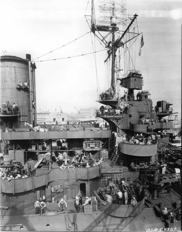 Vista del USS Mississippi BB-41 durante su modernización en el Norfolk Navy Yard, Portsmouth, el 3 de enero 1942