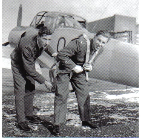 Gerhard Barkhorn continuÃ³ su carrera de piloto despuÃ©s de la IIGM. En la imagen, tomada a principios de los aÃ±os 50 se ajusta su paracaÃ­das ayudado por el teniente L.W.T Brown de la RAF, antes de comenzar un vuelo de reconocimiento