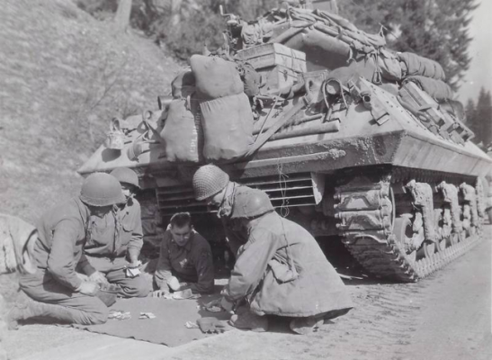 Soldados de la 26ª de Infantería juegan a las cartas detrás de un destructor de tanques M-36 durante el camino a Eisfeld, Alemania, 12 de abril de 1945