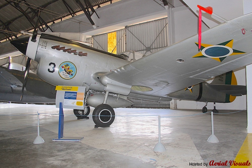 Curtiss P-40N-35CU Nº de Serie 33440 44-7700 conservado en el Museo Aeroespacial de la Base Aérea de Campo dos Afonsos en Rio de Janeiro, Brasil