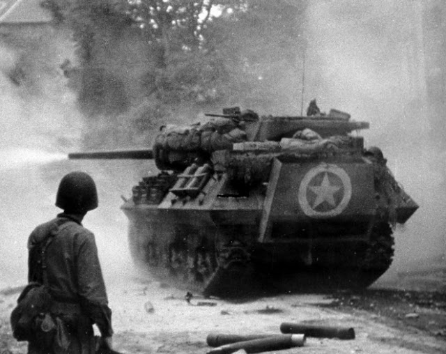 M10 en acción durante la batalla de Normandía