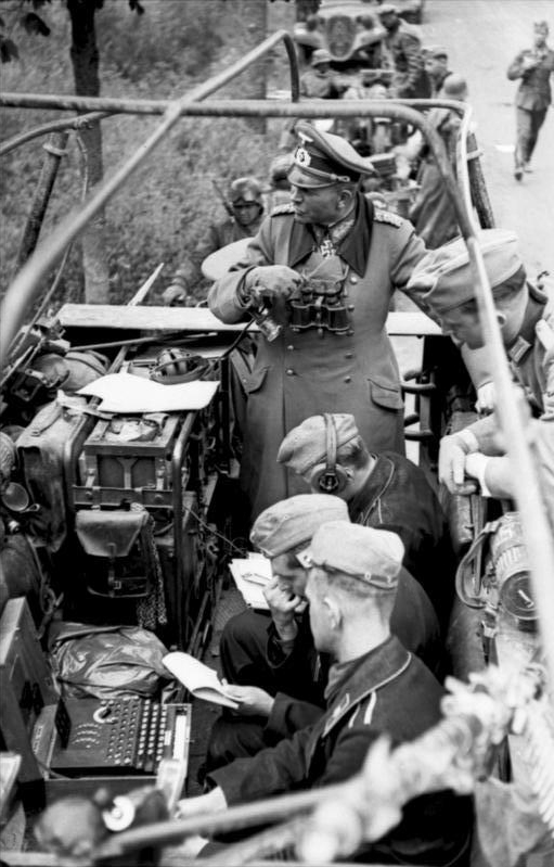 Heinz Guderian en su vehículo de mando en Francia en 1940